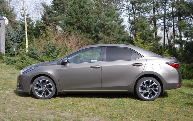 Toyota Corolla cena 69000 przebieg: 90000, rok produkcji 2017 z Łódź małe 121